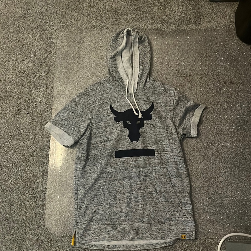 Gym rock under armor shirt